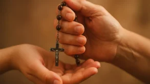 Sonhar com terço na mão de outra pessoa: fé e amparo