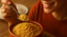 Sonhar comendo farofa: simplicidade, fartura e afeto