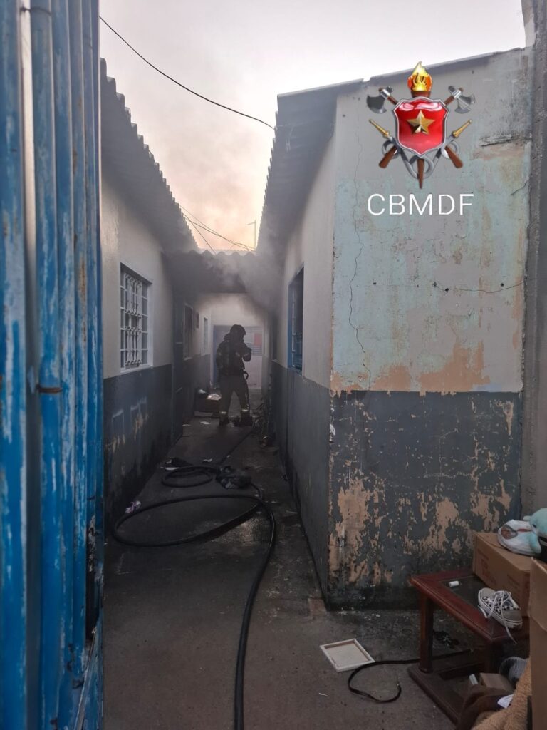 Bombeiros controlam incêndio em casa no Recanto das Emas