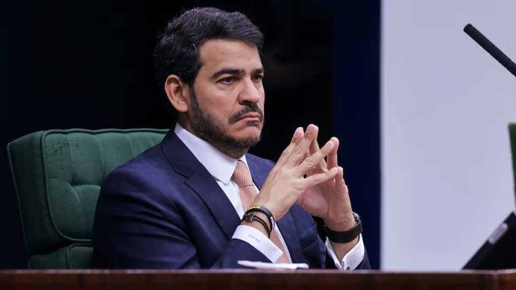 Messias cobra retidão de juízes em sabatina com placar apertado