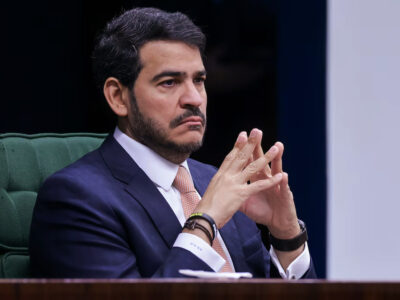 Messias cobra retidão de juízes em sabatina com placar apertado