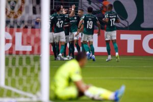 Palmeiras vence Bragantino e mantém liderança invicta