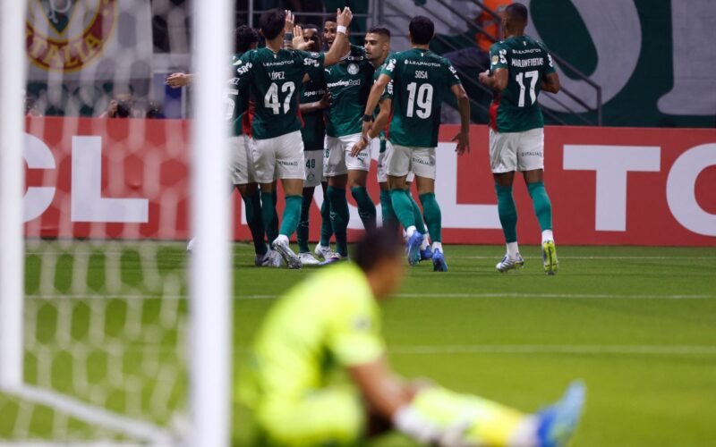 Palmeiras vence Bragantino e mantém liderança invicta