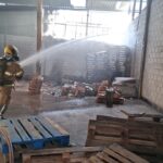 Bombeiros controlam incêndio em galpão em Ceilândia