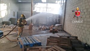 Bombeiros controlam incêndio em galpão em Ceilândia