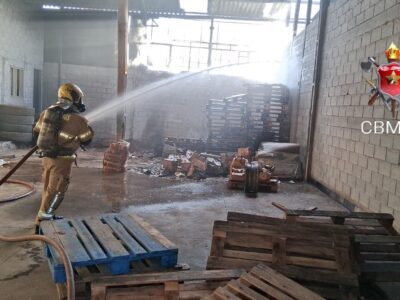 Bombeiros controlam incêndio em galpão em Ceilândia