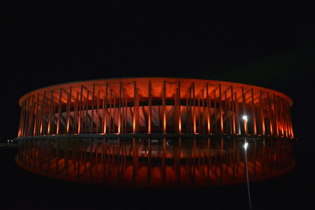 Brasília ilumina monumentos contra violência infantojuvenil