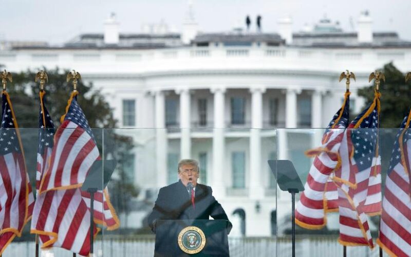 Casa Branca usa tiroteio para justificar salão de Trump