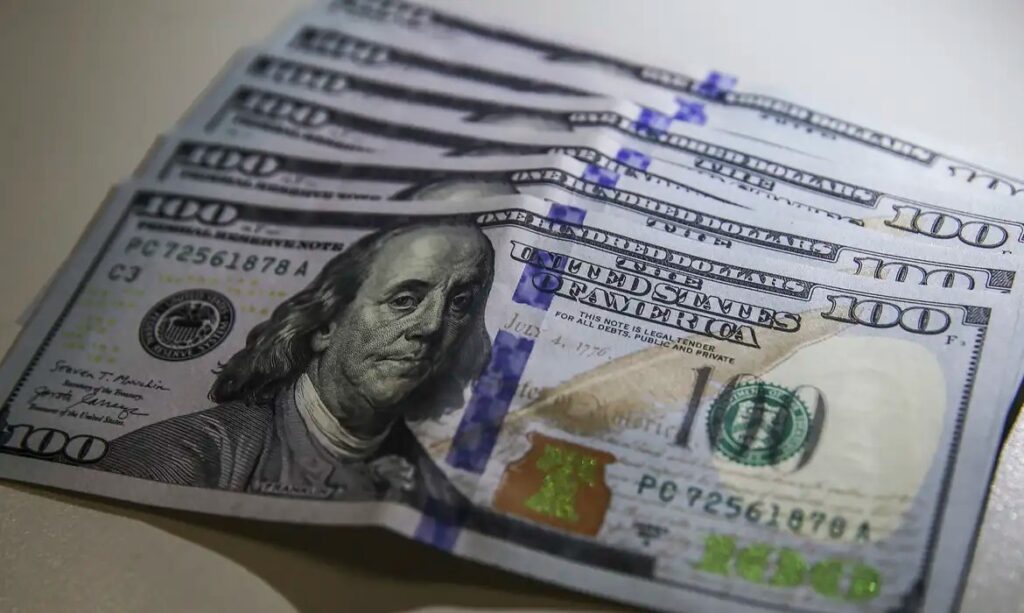 Dólar cai a R$ 4,95, menor nível desde 2024