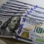 Dólar cai a R$ 4,95, menor nível desde 2024