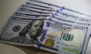 Dólar cai a R$ 4,95, menor nível desde 2024