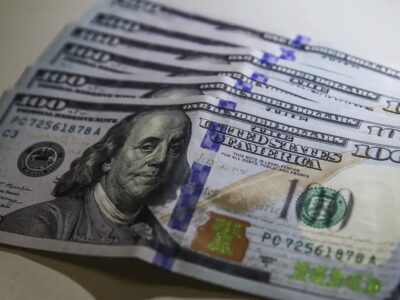 Dólar cai a R$ 4,95, menor nível desde 2024