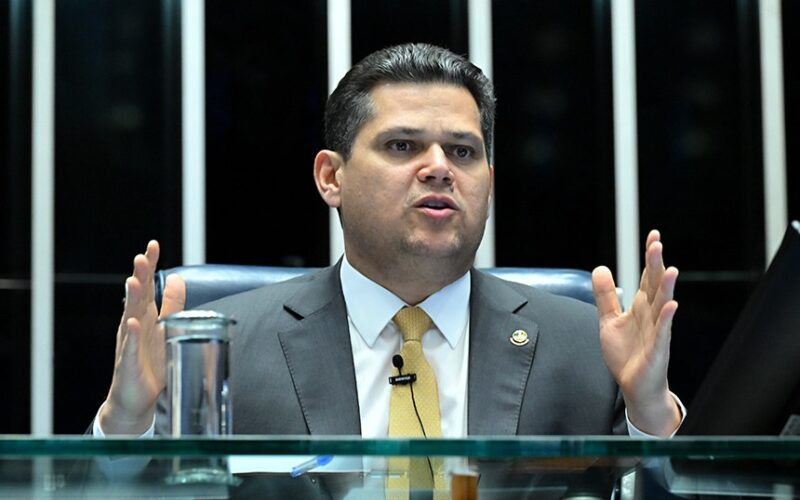 Empresários pedem adiamento do fim da escala 6x1, mas Alcolumbre evita compromisso