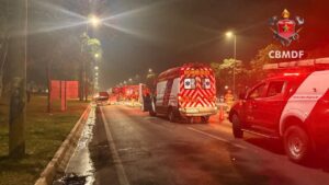 Fiat Punto pega fogo no Eixão Sul e interdita faixas