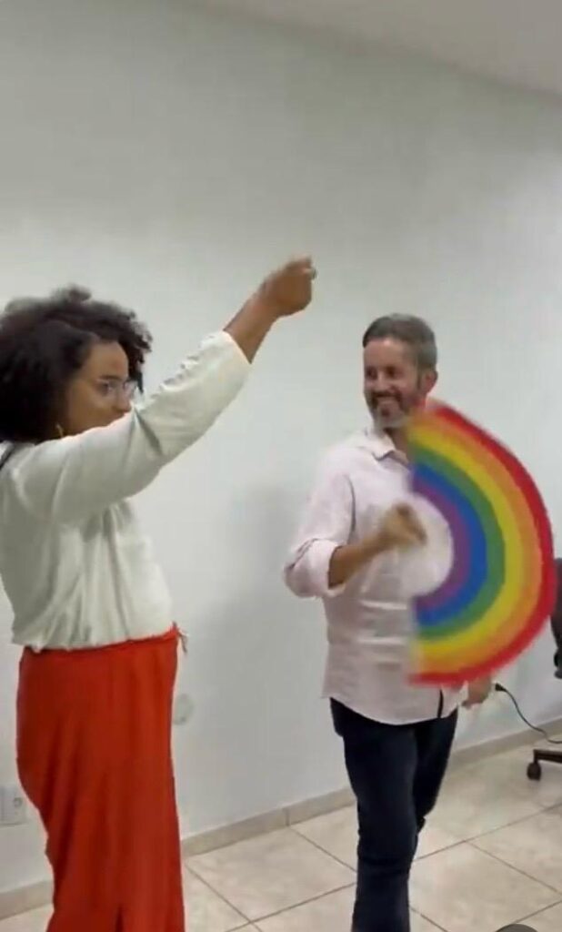 Leandro Grass aprende a bater leque em aula inusitada