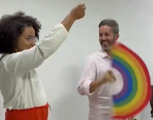 Leandro Grass aprende a bater leque em aula inusitada