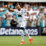 Neymar marca em despedida da Vila, Santos vence e sai do Z4