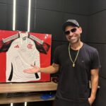 Rifa camisa autografada do Flamengo ajuda mulher com câncer