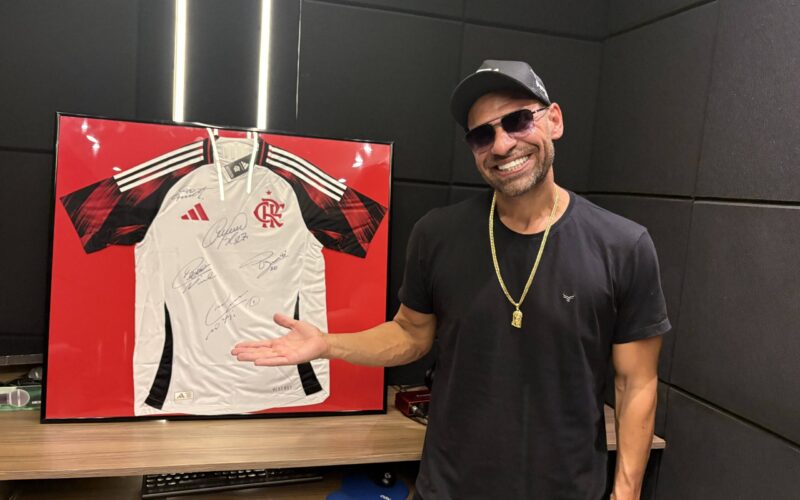 Rifa camisa autografada do Flamengo ajuda mulher com câncer
