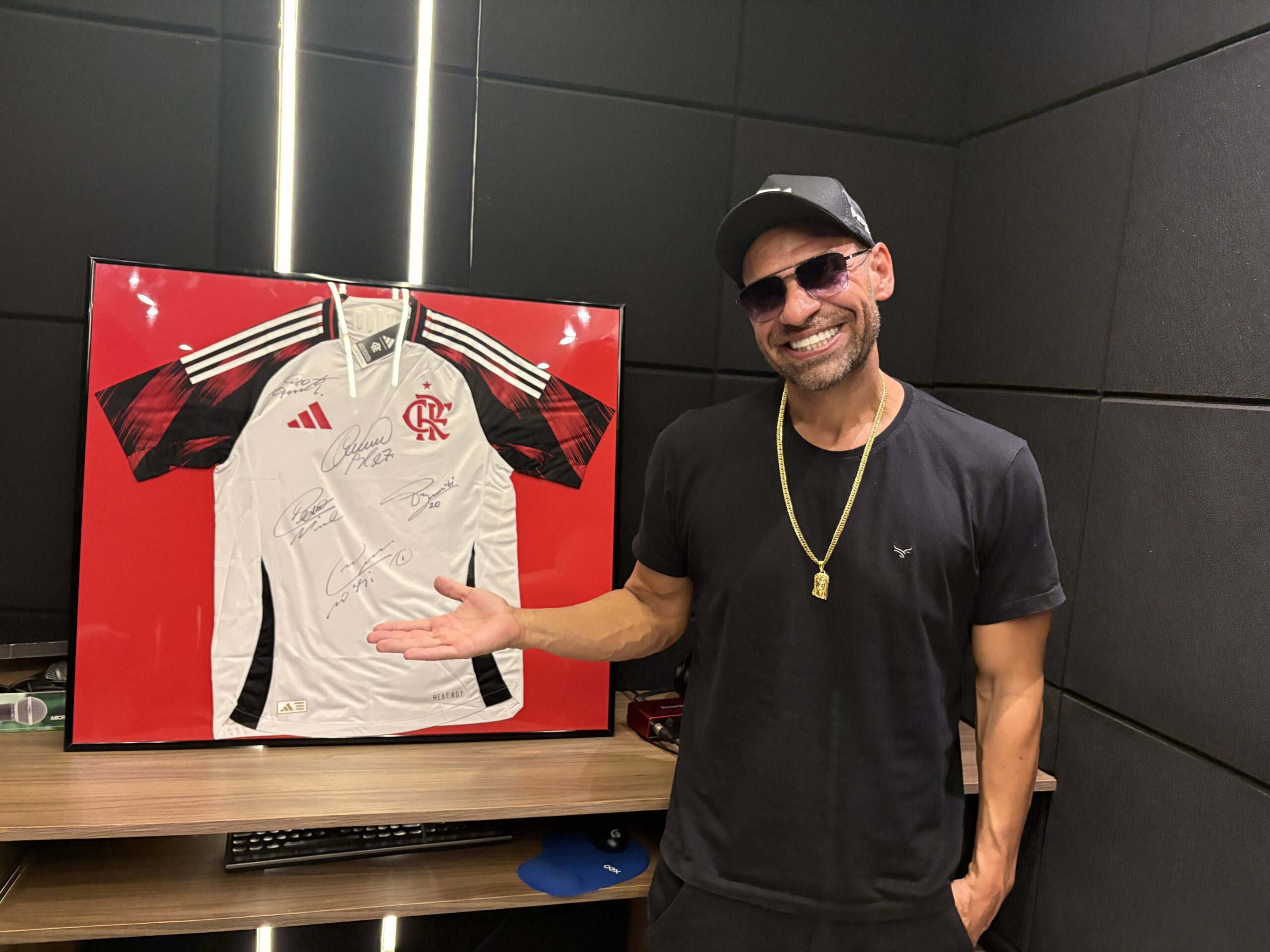 Rifa camisa autografada do Flamengo ajuda mulher com câncer
