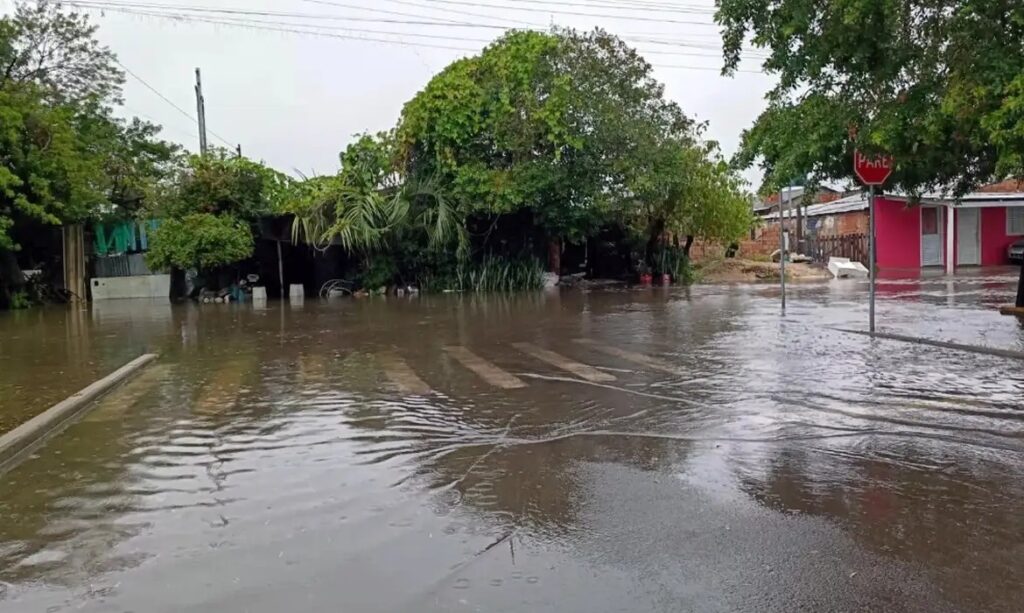 RS: 500 desalojados, emergência e rodovias afetadas