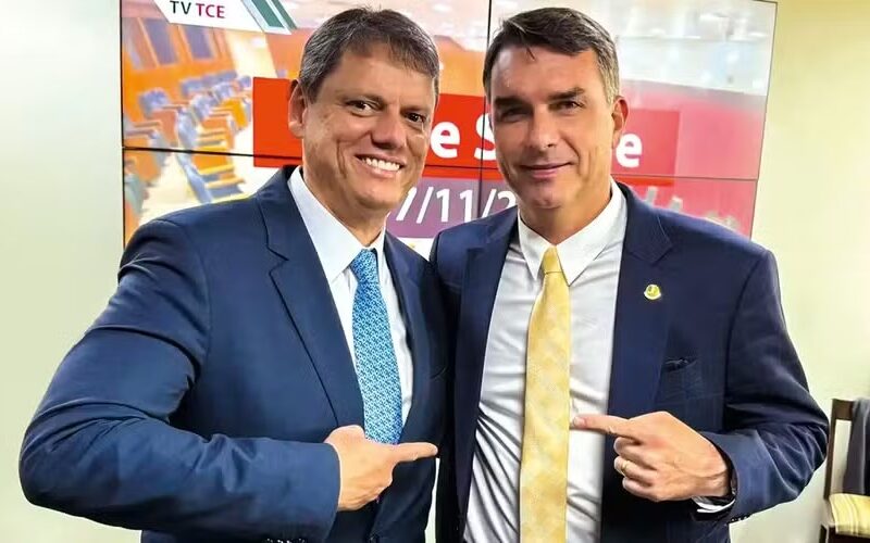 Tarcísio: Flávio precisa explicar caso Master