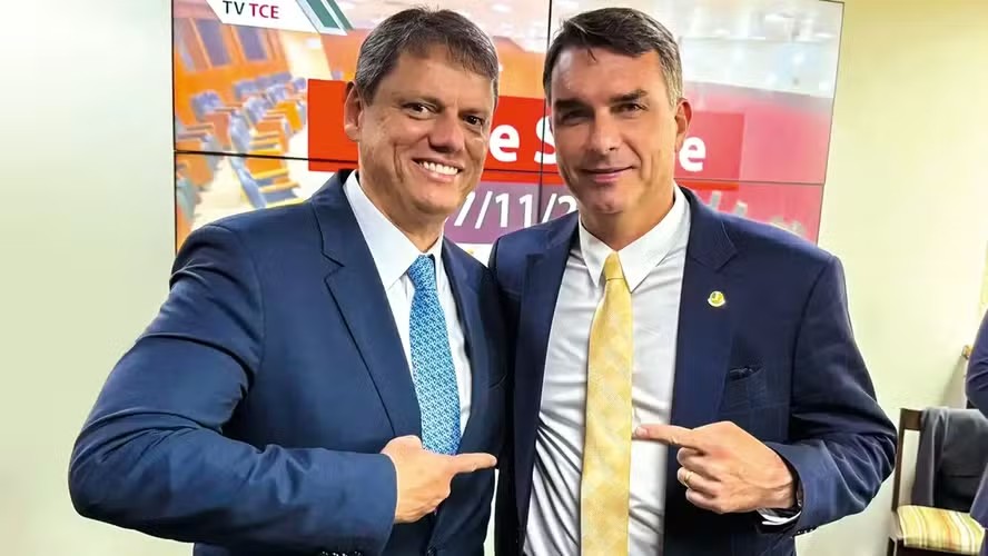 Tarcísio: Flávio precisa explicar caso Master
