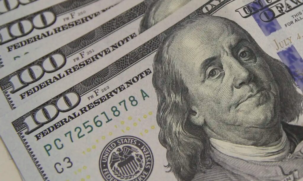 Dólar cai a R$ 5,02 com alta do petróleo e tensão geopolítica