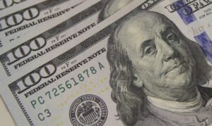 Dólar cai a R$ 5,02 com alta do petróleo e tensão geopolítica