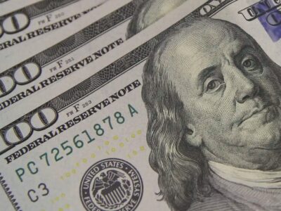 Dólar cai a R$ 5,02 com alta do petróleo e tensão geopolítica