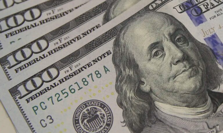 Dólar cai a R$ 5,02 com alta do petróleo e tensão geopolítica