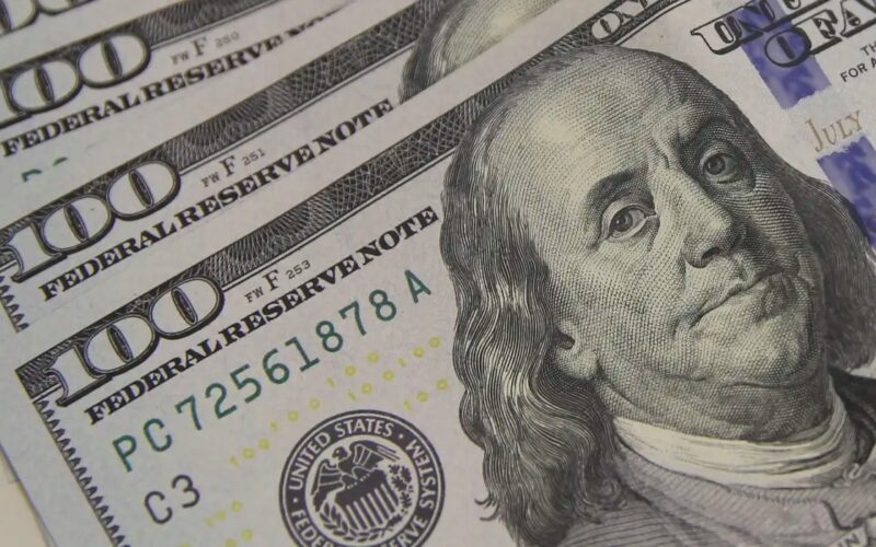 Dólar cai a R$ 5,02 com alta do petróleo e tensão geopolítica
