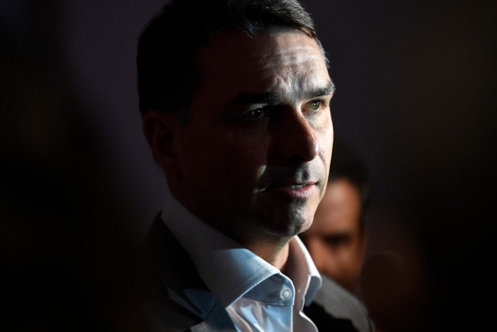 Flávio quer base forte para mudar Constituição e reduzir ministérios