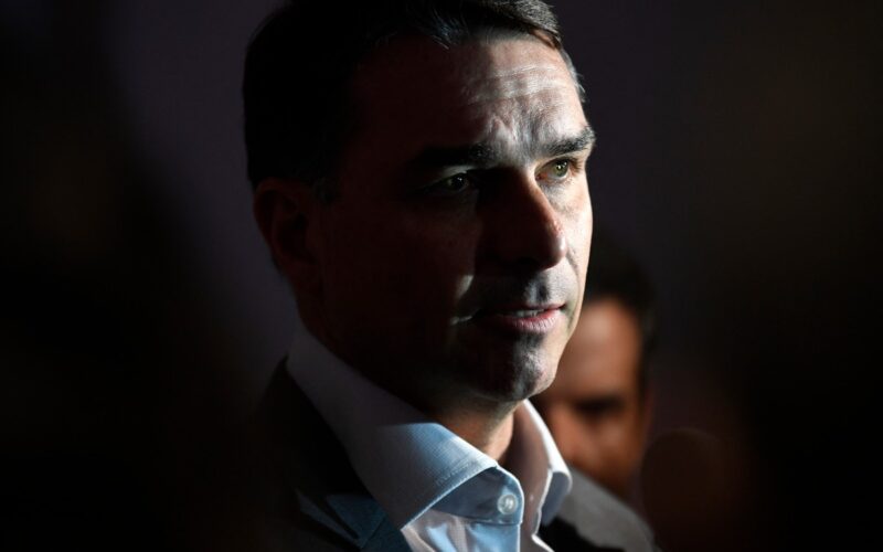 Flávio quer base forte para mudar Constituição e reduzir ministérios