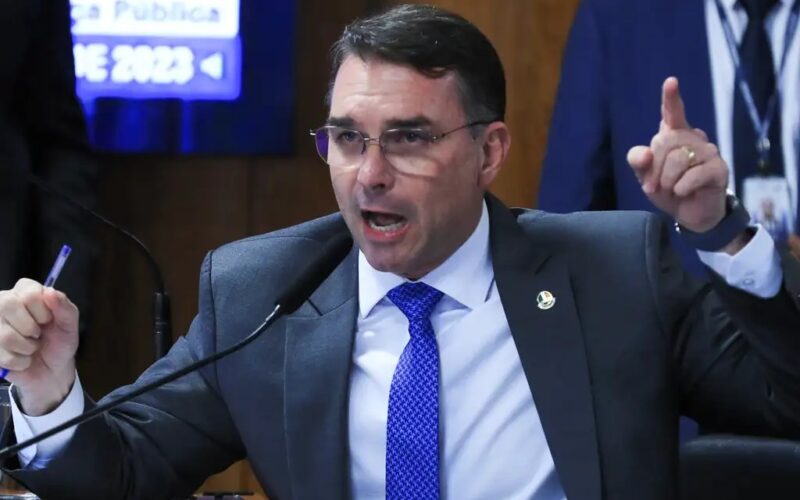 Flávio vê perseguição estatal em ação contra produtora de ‘Dark Horse’