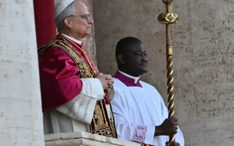 Papa promete tornar Igreja “lugar seguro” após reunião com vítimas