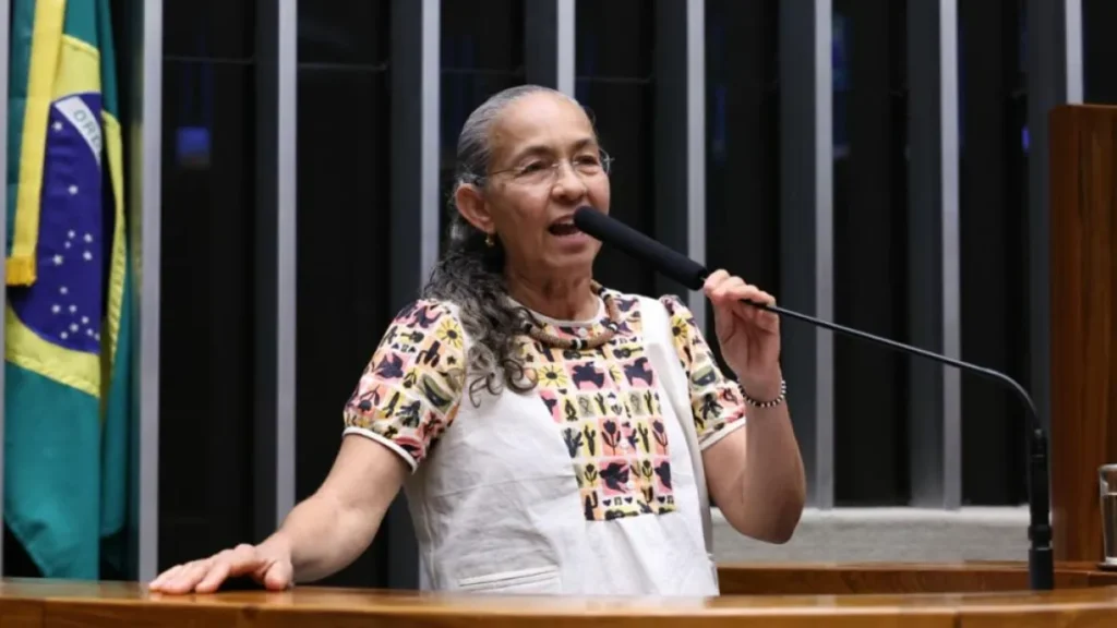 Heloísa Helena deixa Brasília com discurso emocionado