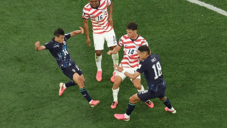 EUA goleia Paraguai por 4 a 1 na estreia da Copa
