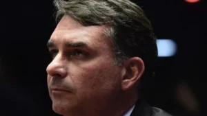Flávio critica relação de Bolsonaro com imprensa e promete mudança