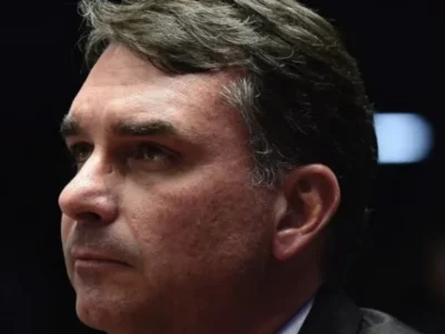 Flávio critica relação de Bolsonaro com imprensa e promete mudança
