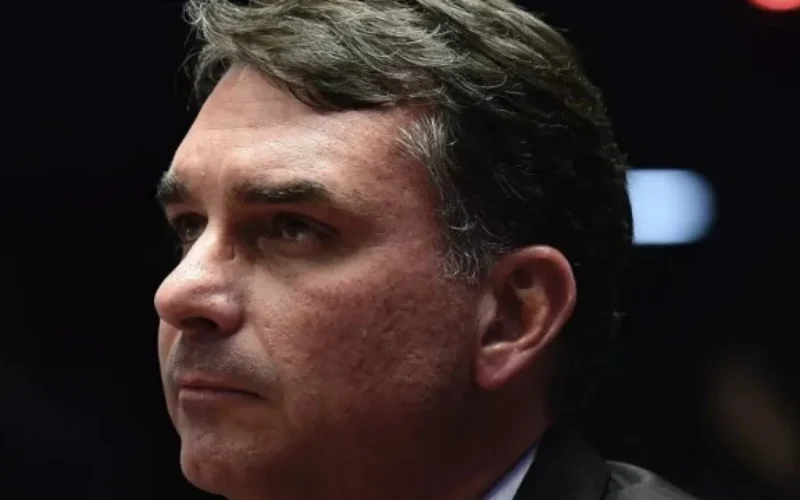 Flávio critica relação de Bolsonaro com imprensa e promete mudança