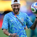 Neymar é festejado em retorno ao treino da Seleção