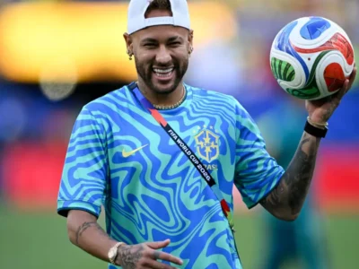 Neymar é festejado em retorno ao treino da Seleção