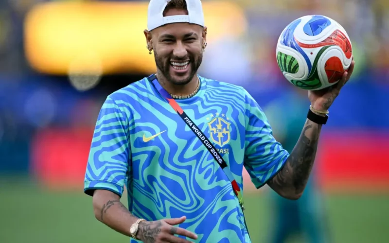 Neymar é festejado em retorno ao treino da Seleção