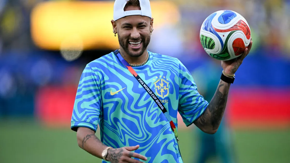 Neymar é festejado em retorno ao treino da Seleção