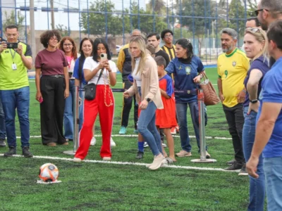 Celina Leão entrega reformas de campos sintéticos no DF