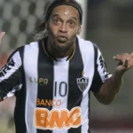 Ronaldinho, 46, anuncia volta ao futebol na 3ª divisão italiana