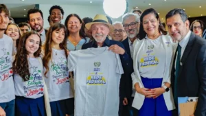 Lula premia 682 alunos na OBMep e defende educação