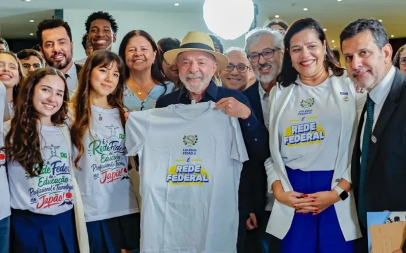 Lula premia 682 alunos na OBMep e defende educação