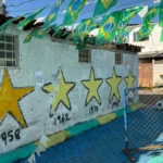 Moradores do Cruzeiro transformam beco em torcida pela Copa